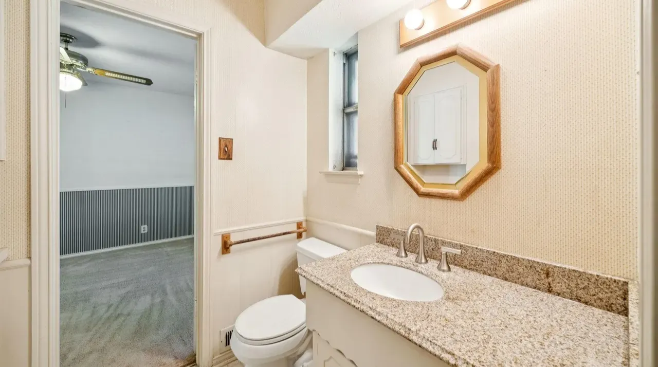 1409 Navarro before renovation, photo 10