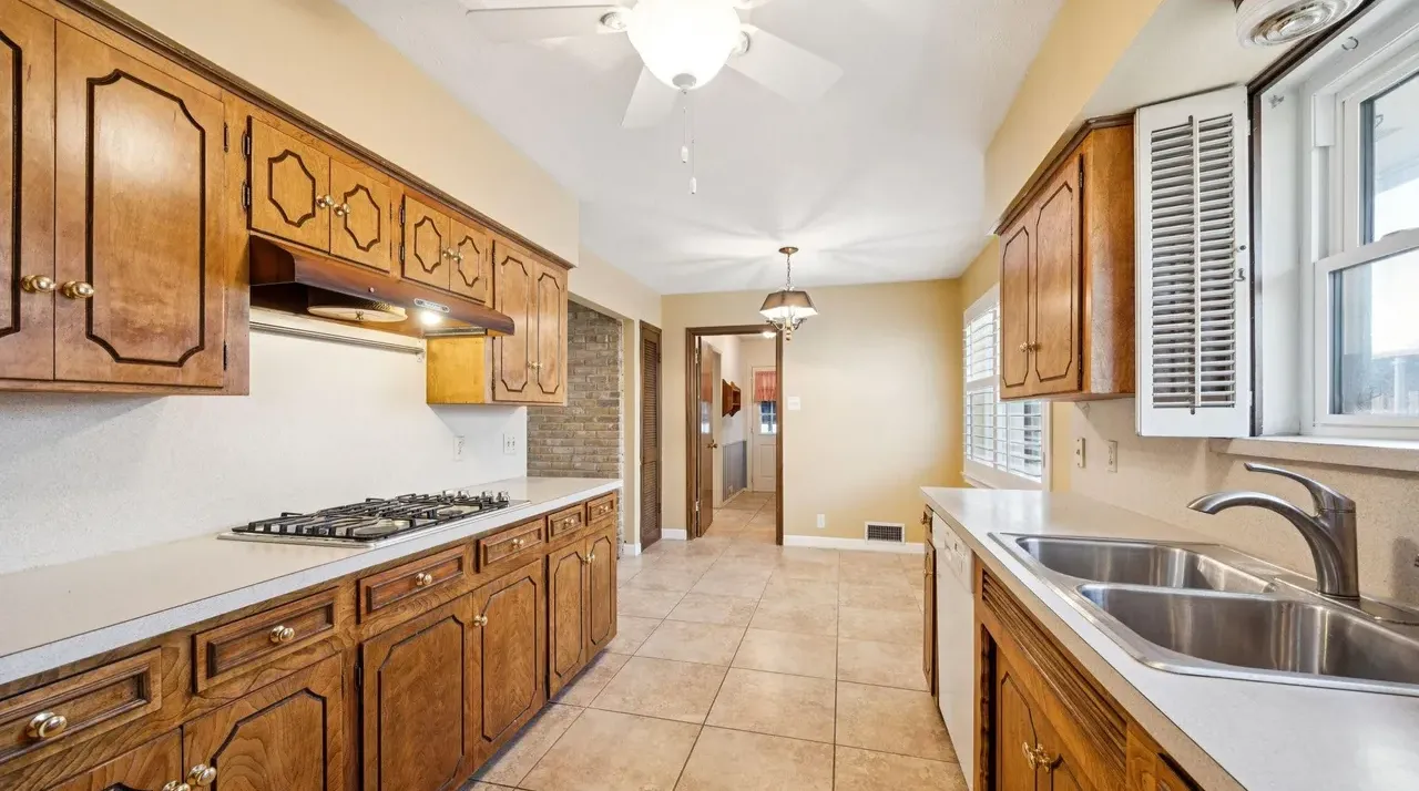 1409 Navarro before renovation, photo 7